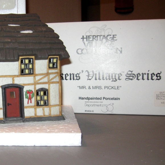 Dickens' Village Portobello Road Thatched Cottages - Picture 7 of 7